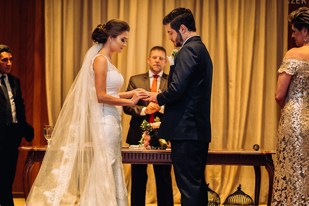 Foto da troca de aliança dos noivos em casamento alternativo no Paraná