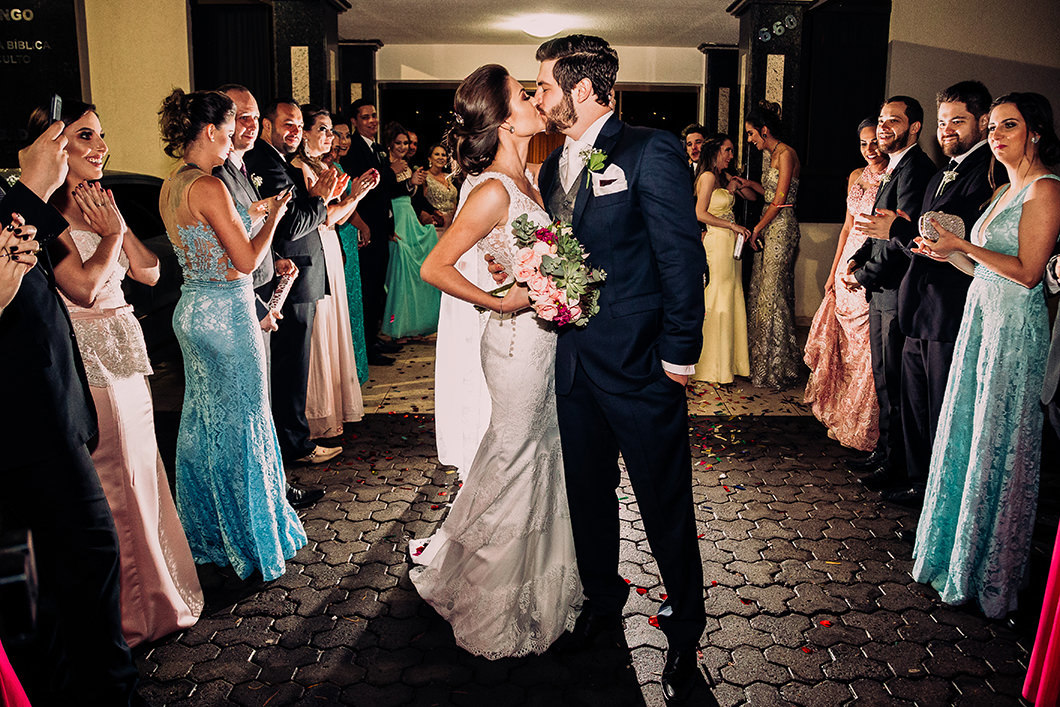 Beijo na saída dos noivos da cerimonia religiosa 