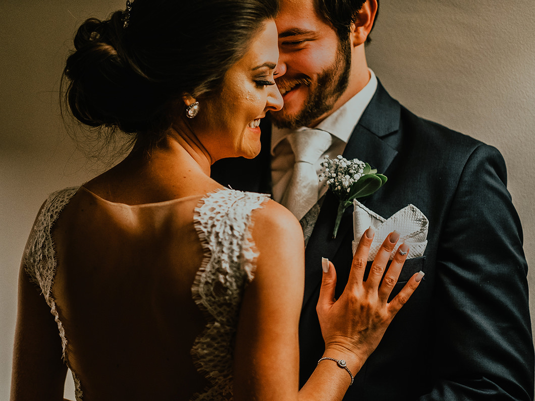 Foto close  dos noivos durante o casamento em Maringá-PR