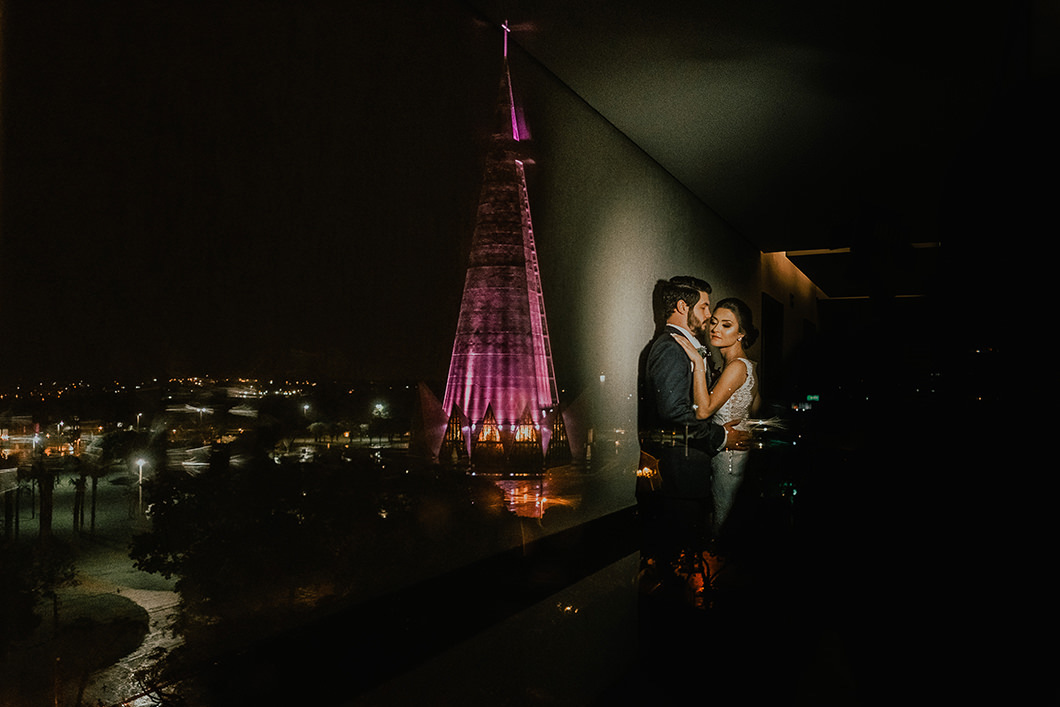 Rickardo Andrade fotografo de maringá foto dos noivos com a Catedral de Maringá-PR