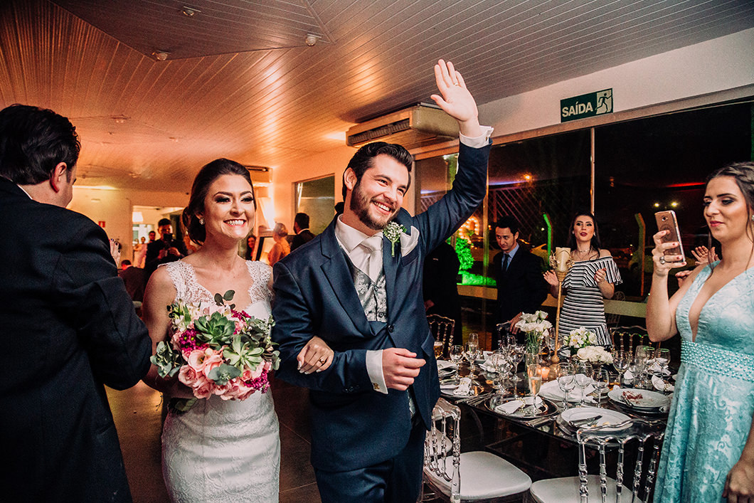 Rickardo Andrade fotografa chegada dos noivos em salão de festa de casamento 