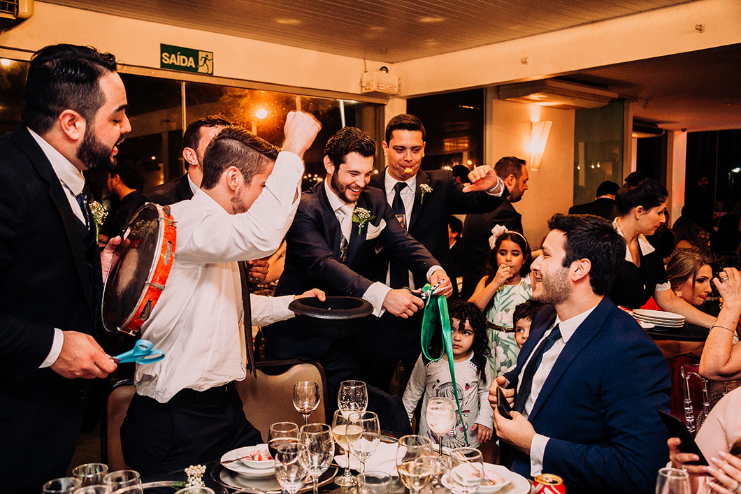 foto do noivo vendendo a gravata em festa de casamento divertida 