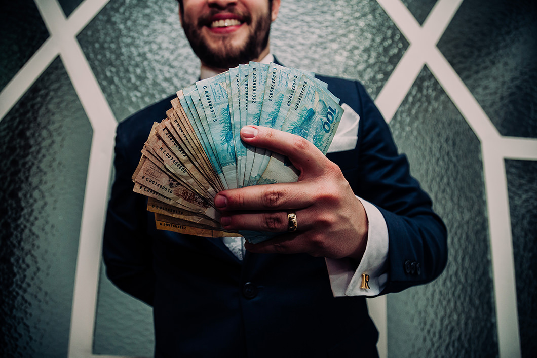 dinheiro  arrecadado com a venda da gravata do noivo momento divertido 