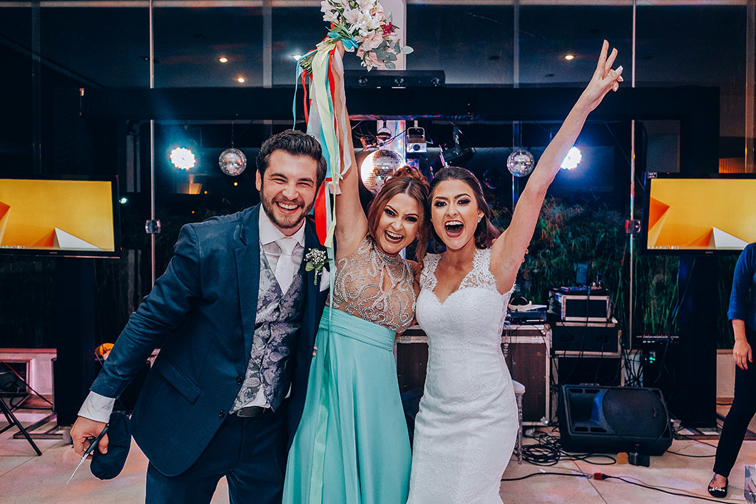 Momento da noiva entregar o buque com buquê de fitas 