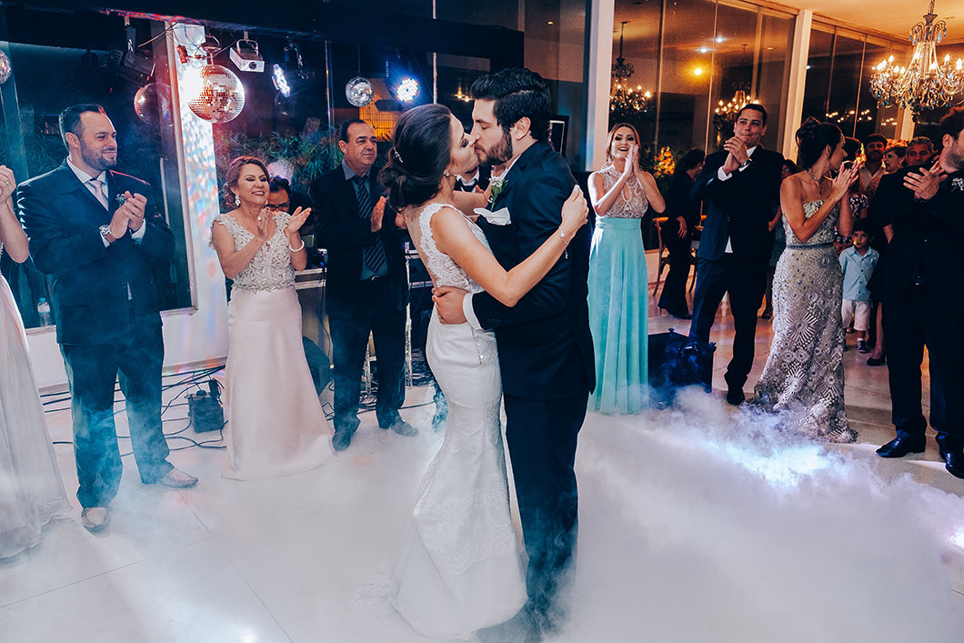 Dança dos noivos na pista de dança foto de Rickardo Andrade