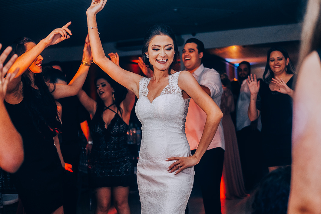 Foto espontânea da noiva dançando em sua festa de casamento 
