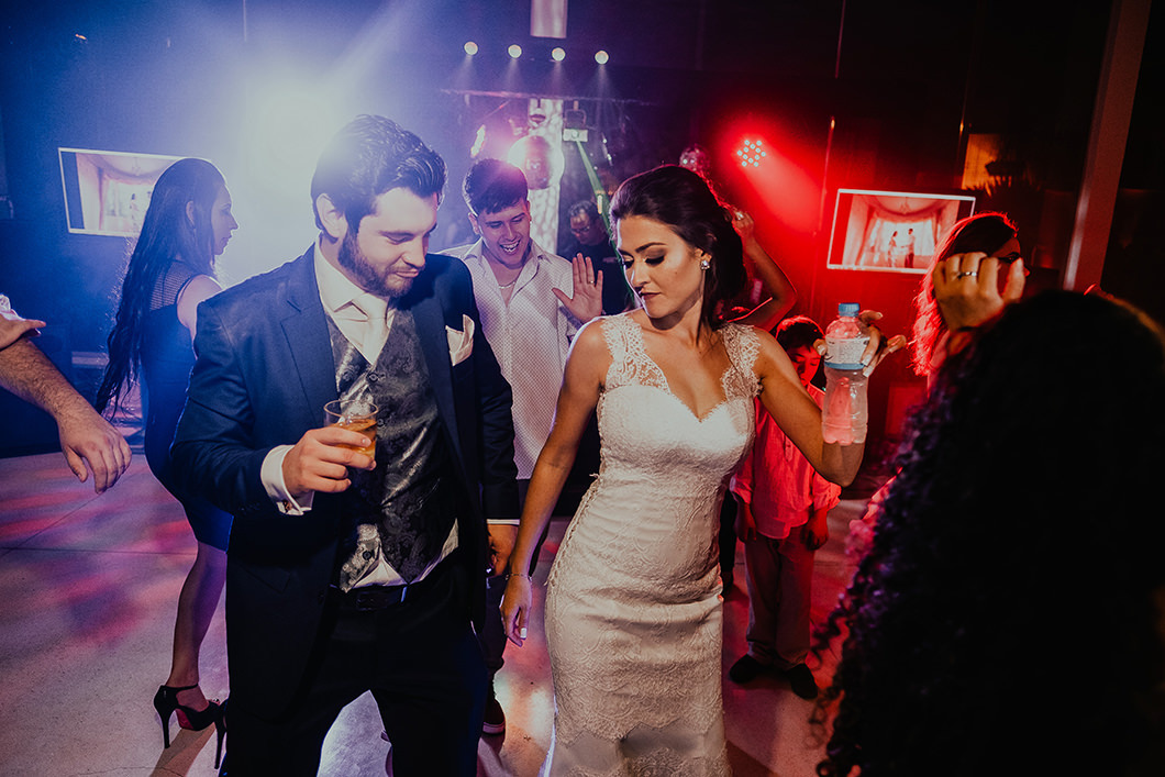 Rickardo Andrade fotografo de casamento foto dos noivos dançando na balada 