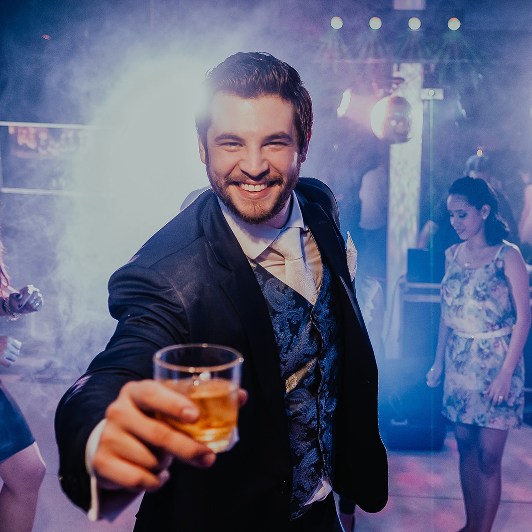 noivo se divertindo em balada de casamento no Haddock em Maringá-PR 