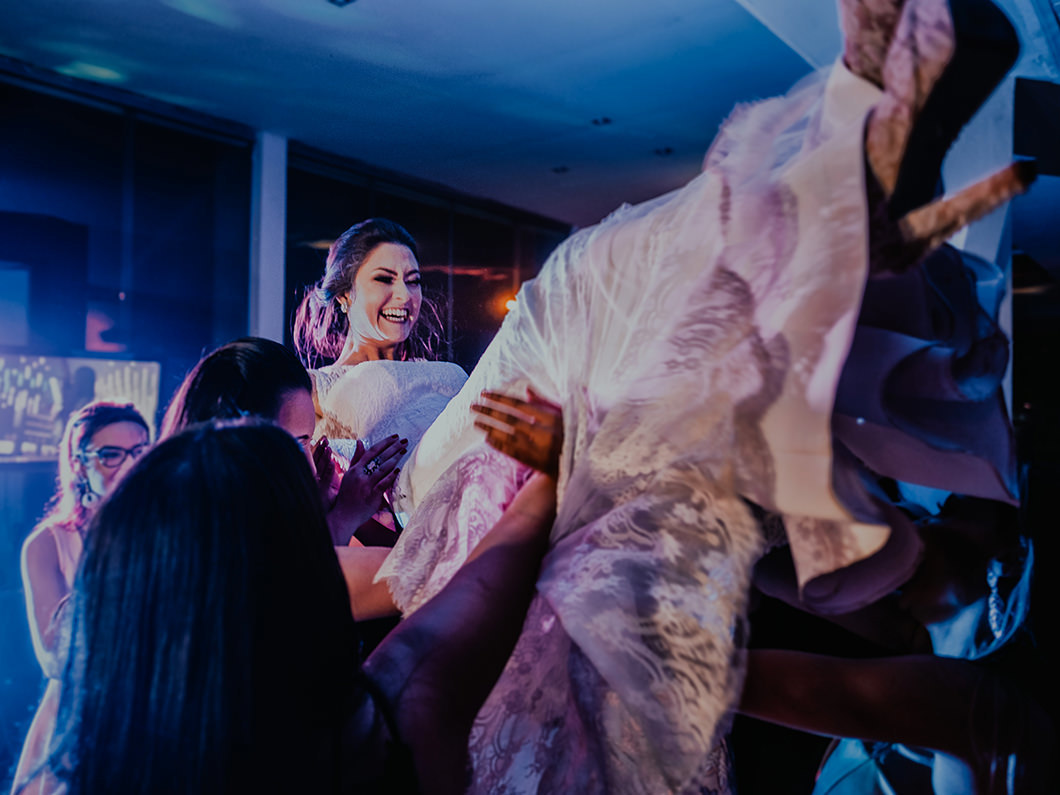 foto da noiva sendo jogada pra cima pelas amigas foto de Rickardo Andrade