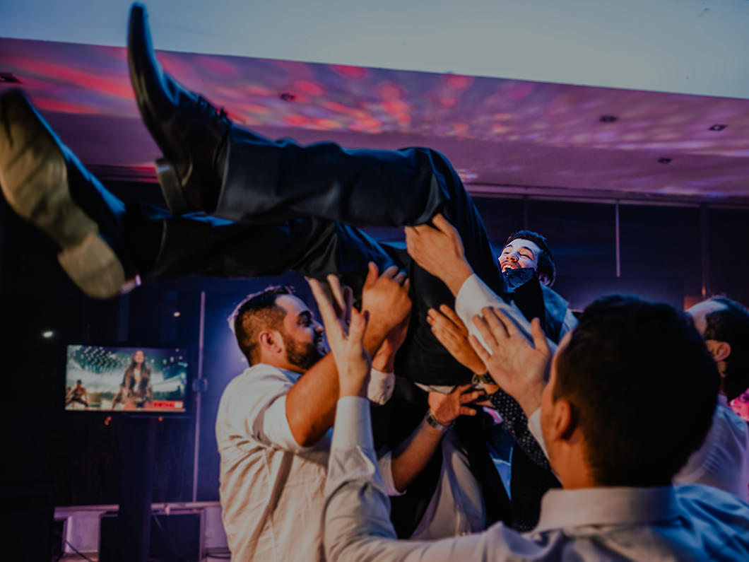 amigos do noivo jogando ele pra cima na balada do casamento em Maringá-PR