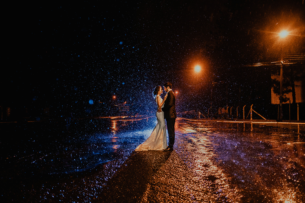 Foto de noivos em baixo da chuva durante o casamento foto de Rickardo Andrade