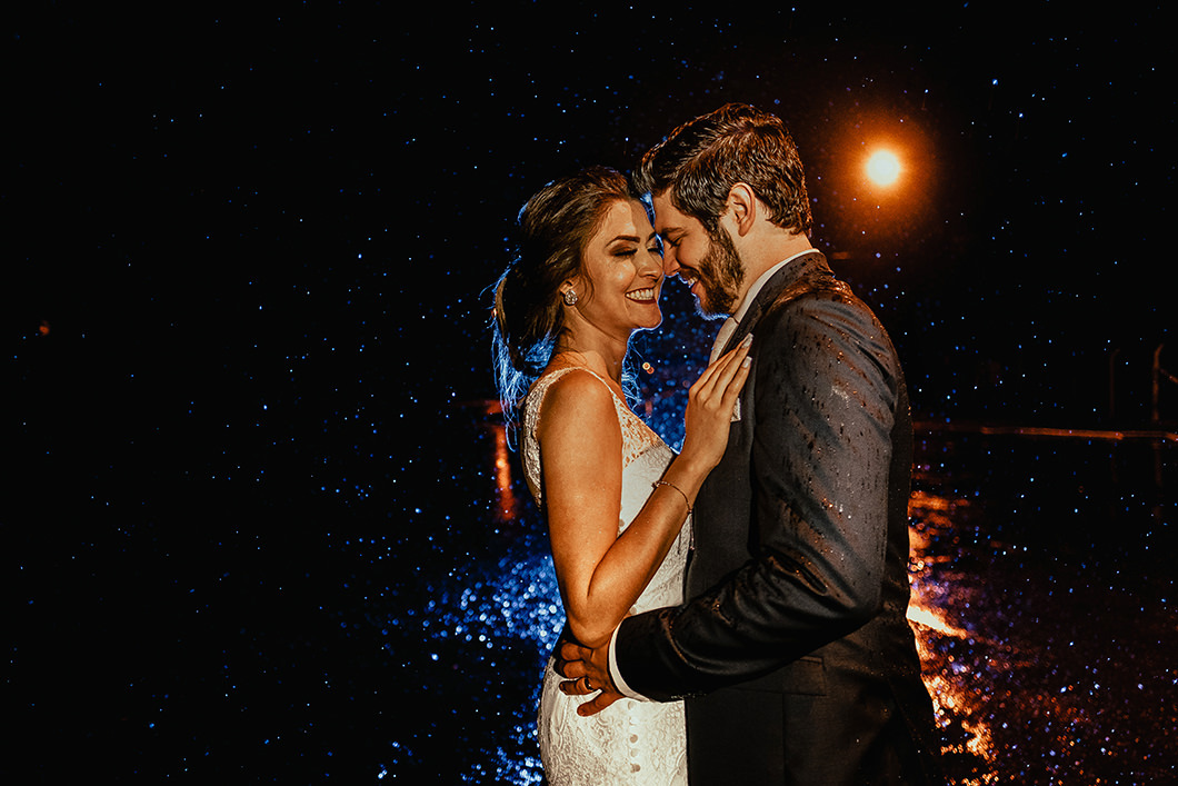 Fotógrafo de MAringá-PR footgrafa casal de noivos em baixo de chuva 