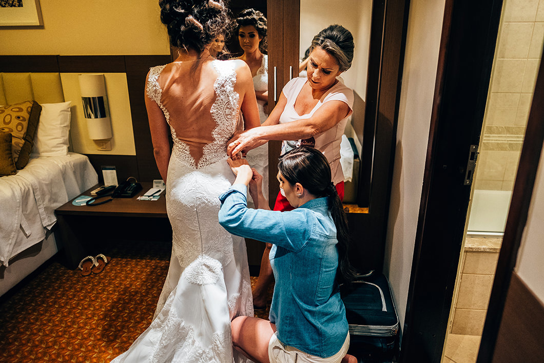 Rickardo Andrade fotografia da noiva colocando vestido 