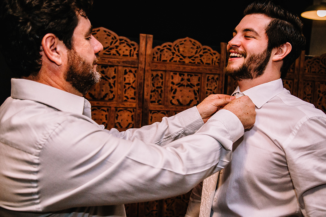 making of do noivo com o pai arrumando ele 