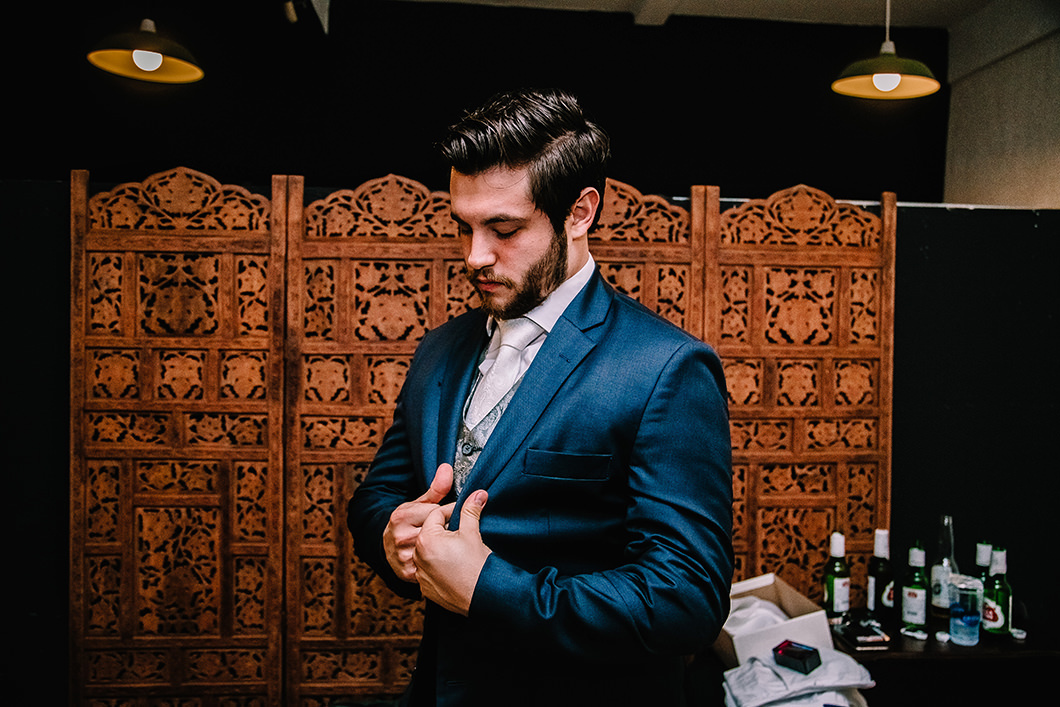 Rickardo Andrade foto do noivo com terno azul marinho em making of 