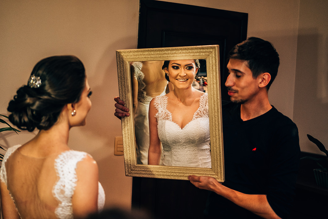 Rickardo Andrade foto da noiva pronta se olhando no espelho
