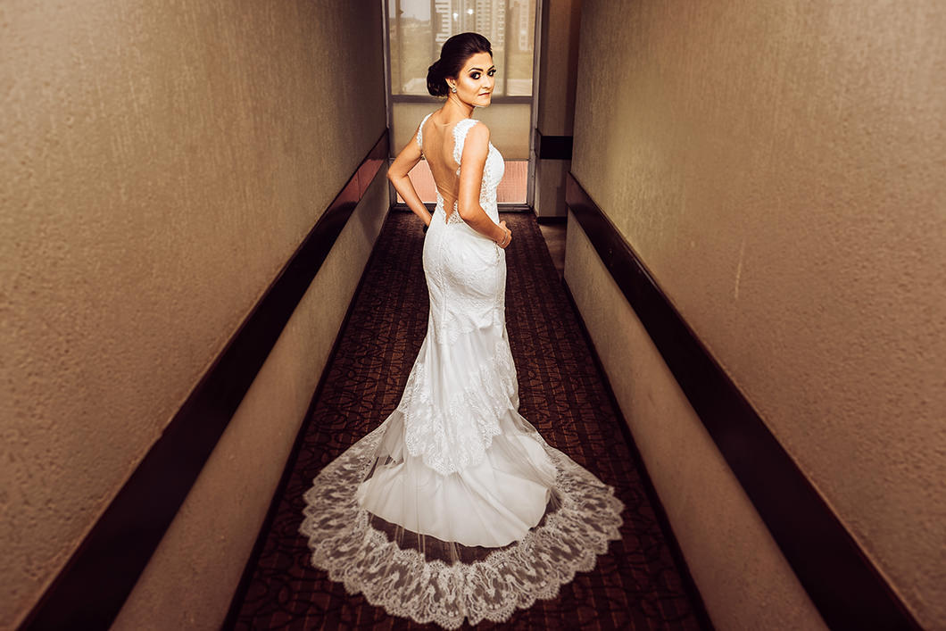 Rickardo Andrade fotografia da noiva vestida com vestido sereia de calda longa 