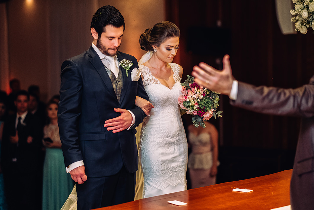 Foto dos noivos durante cerimonia religiosa em Maringá-PR