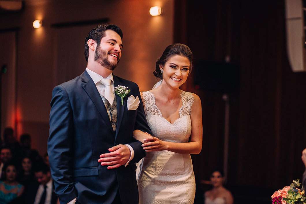 Rickardo Andrade fotograga casal em sua cerimonia de casamento 