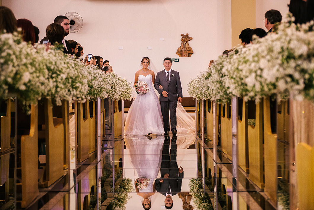 entrada da noiva em igreja católica em Maringá-PR 