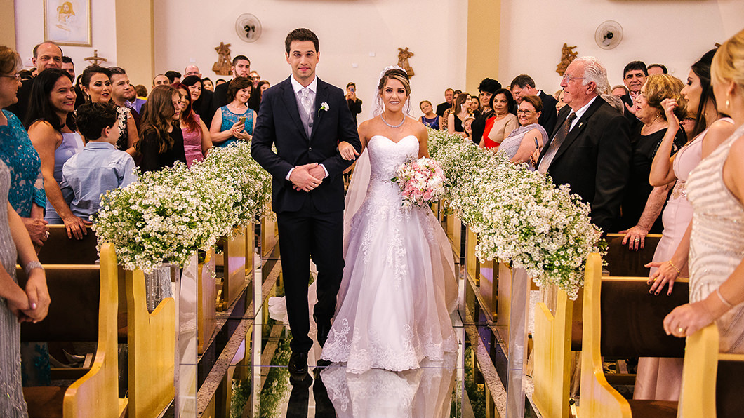fotografia de casamento entrada dos noivos na cerimonia da igreja catolica 