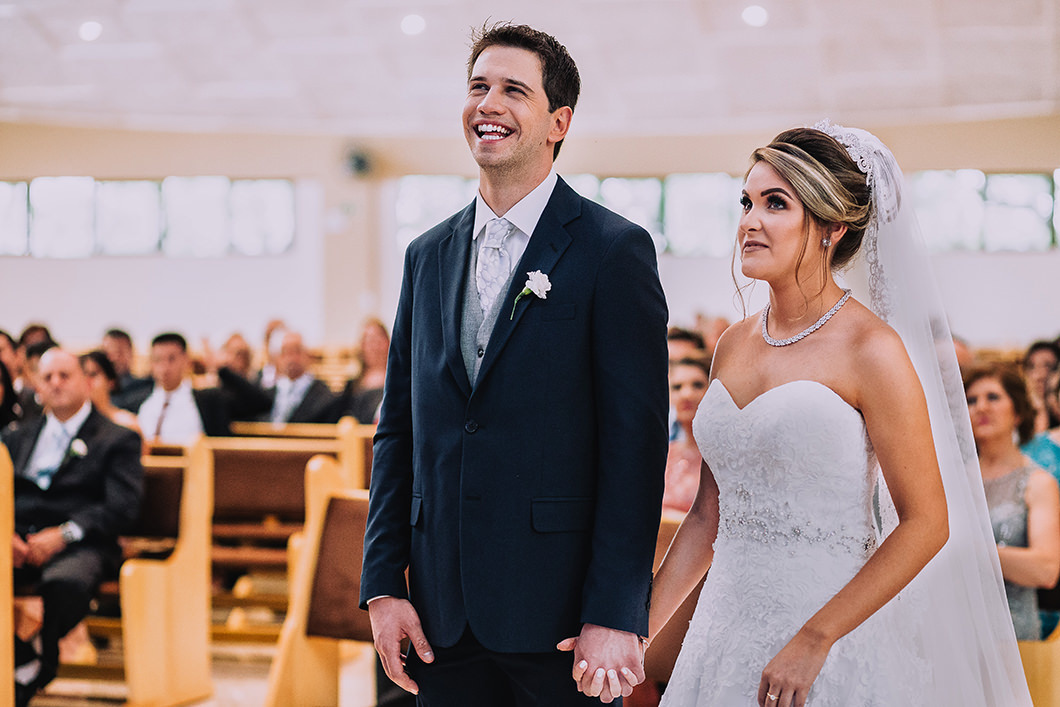 Foto dos noivos em cerimonia de casamento feito em Maringá-PR