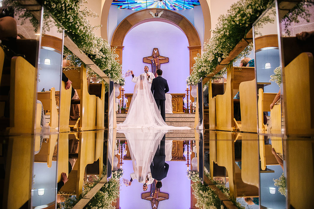 Fotografia de casamento de Rickardo Andrade em Igreja Católica com decoração de corredor espelhado 