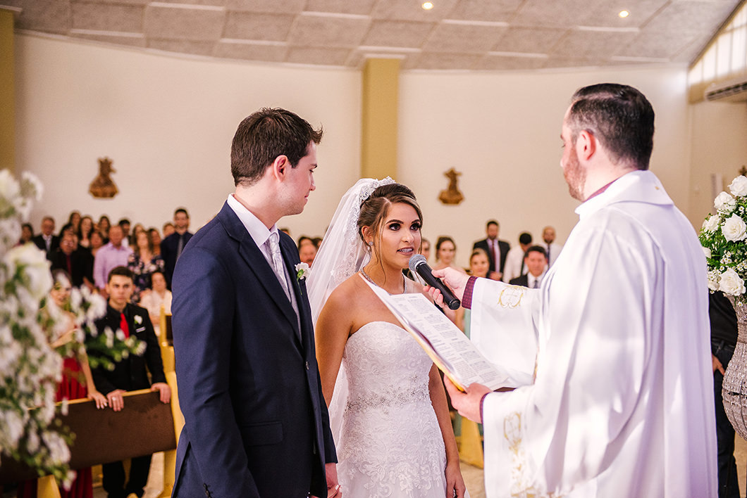 Fotos de casamento momento da noiva dizendo sim no altar 