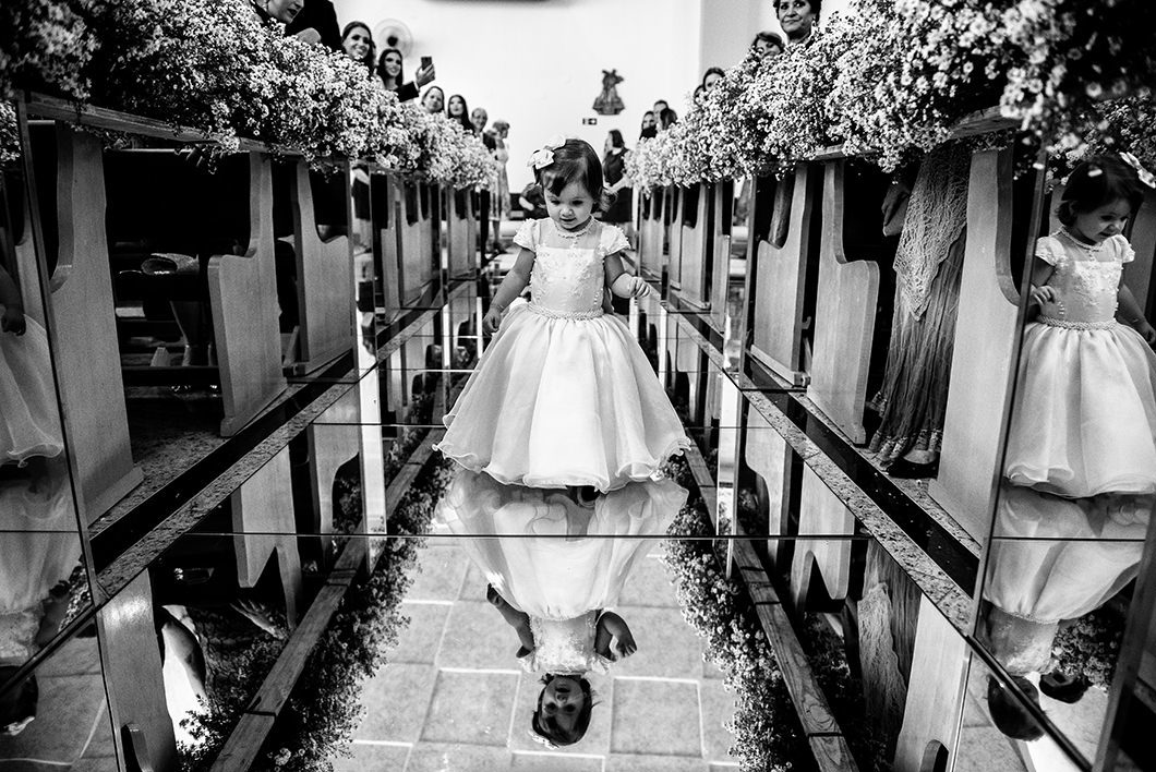 Entrada da daminha com corredor espelhado em festa de Casamento em Maringá-PR