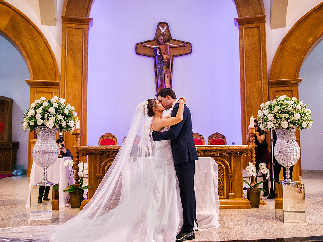 Foto de Rickardo Andrade beijo dos noivos no altar em Maringá-PR