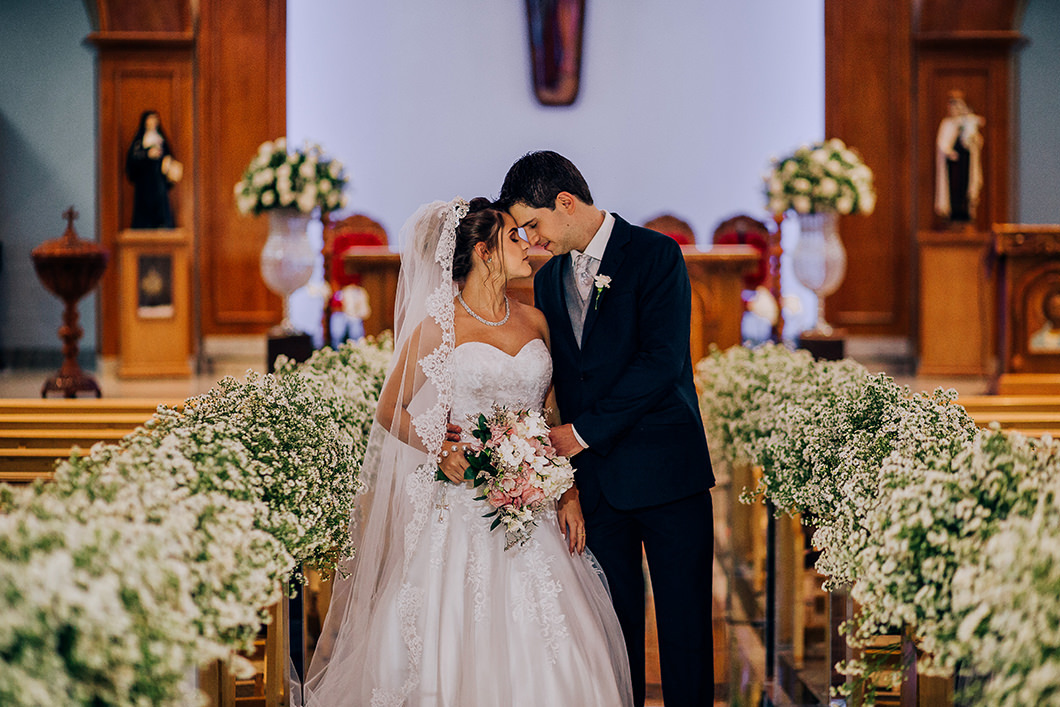 Foto dos noivos na decoração da cerimonia em Igreja Catolica 
