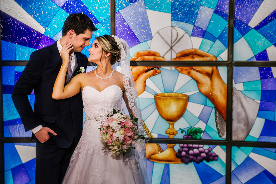 Ensaio dos noivos fotografia feita dentro da Igreja Católica foto de Rickardo Andrade