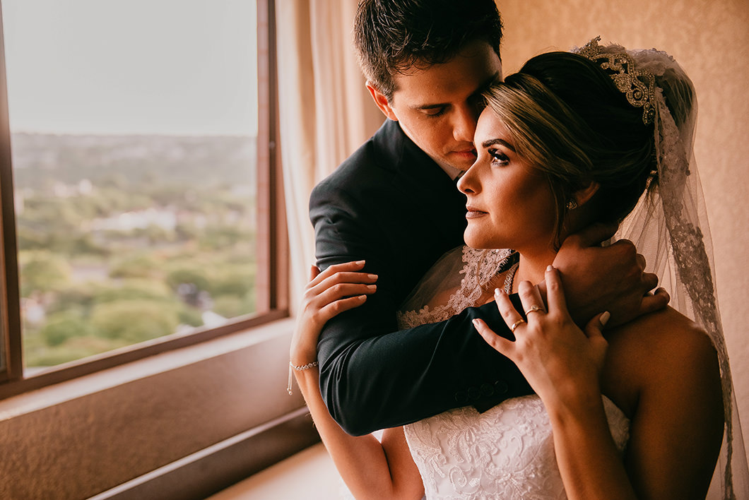 Saída fotografia dos noivos feita dentro de quarto de hotel Metrópole em Maringá-PR 