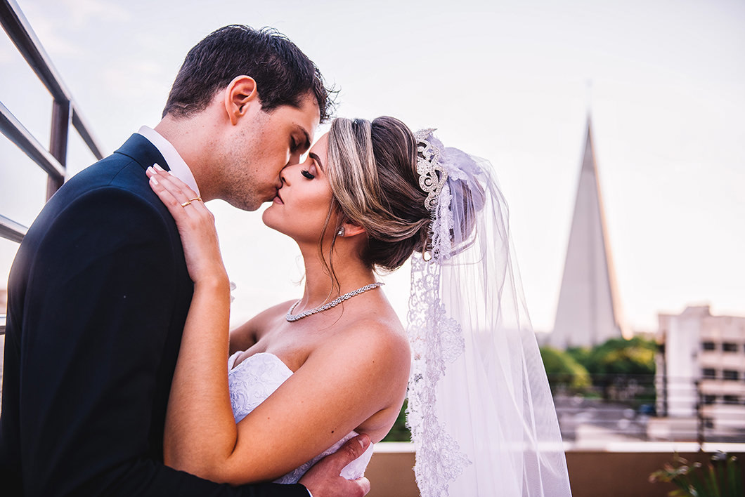 Saída fotografia dos noivos foto com a Catedral de Maringá-PR