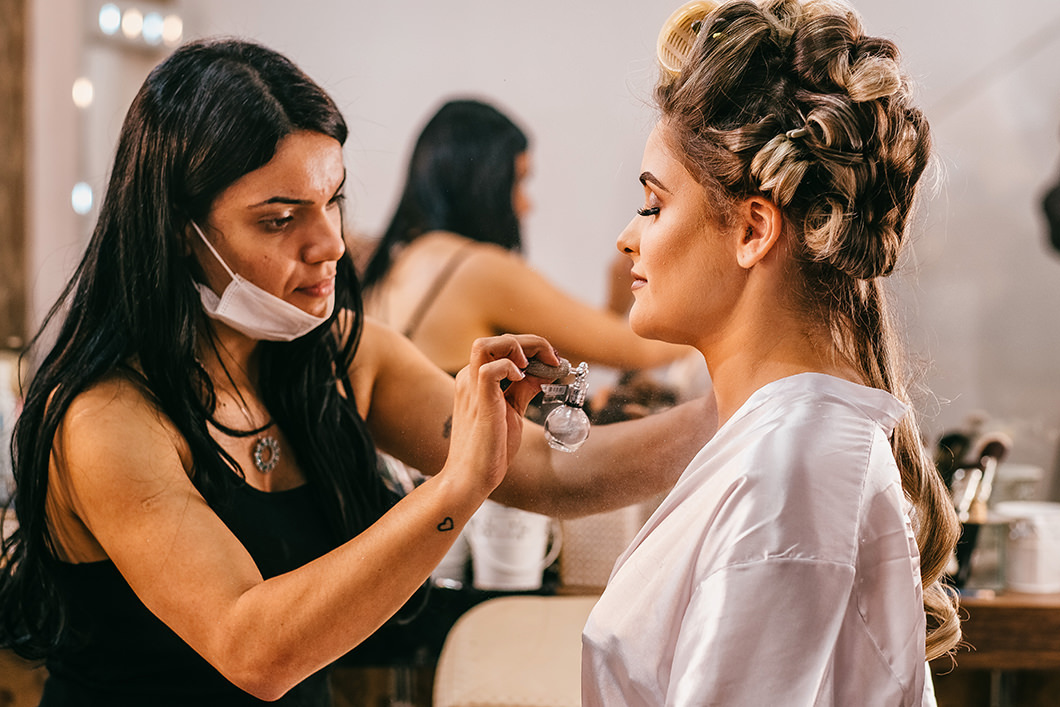 Foto da noiva sendo maquiada em Maringá-PR