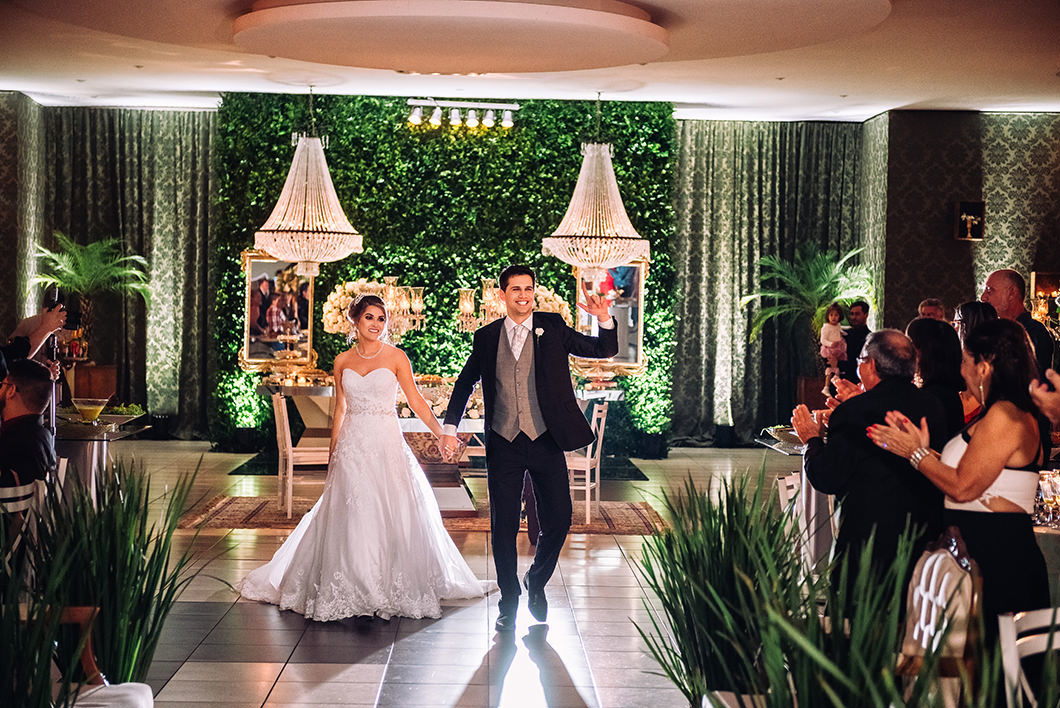 entrada dos noivos em Casamento noturno em Maringá-PR mont serrah  foto de Rickardo Andrade