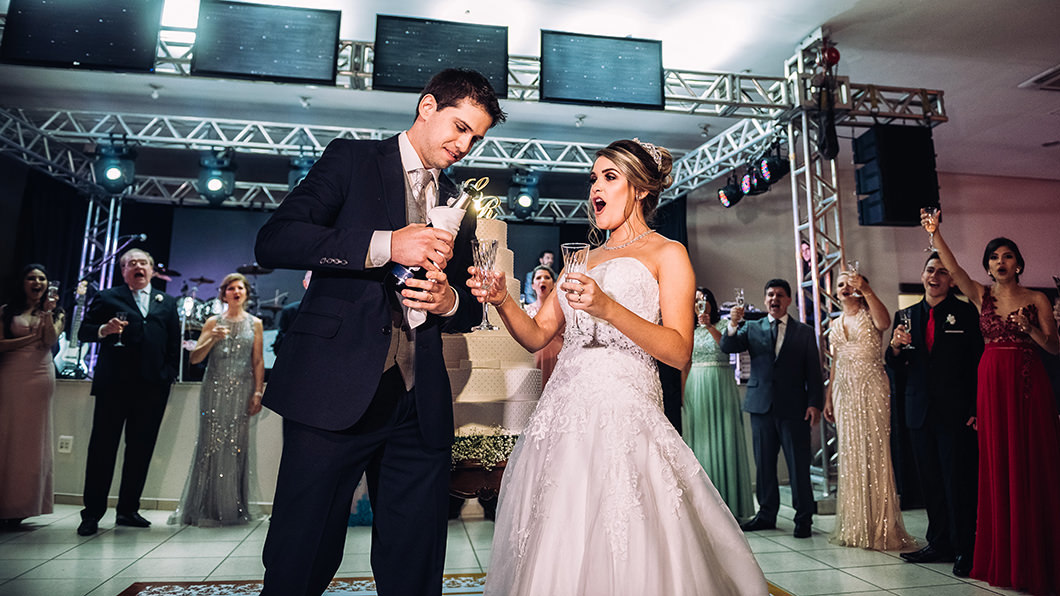 Noivos brindando em casamento noturno Mont Serrah 