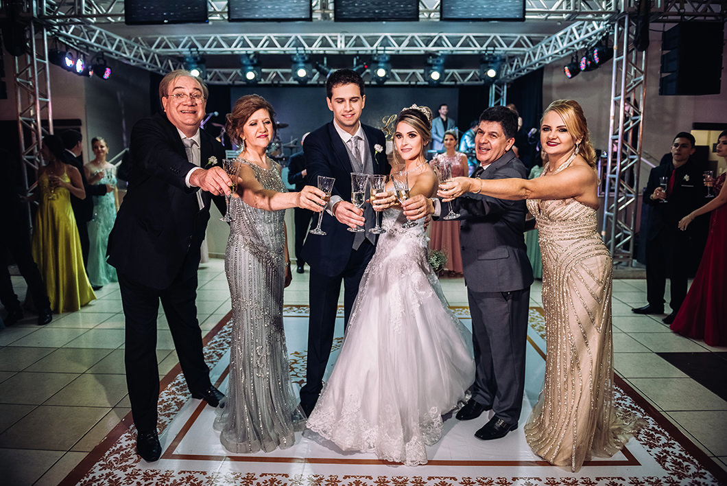 Foto de casamento brinde dos noivos com os pais em casamento noturno 