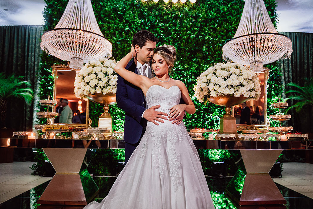 Foto do casal de noivos na mesa de doces Casamento no Mont Serrah Buffet de Maringá-PR 