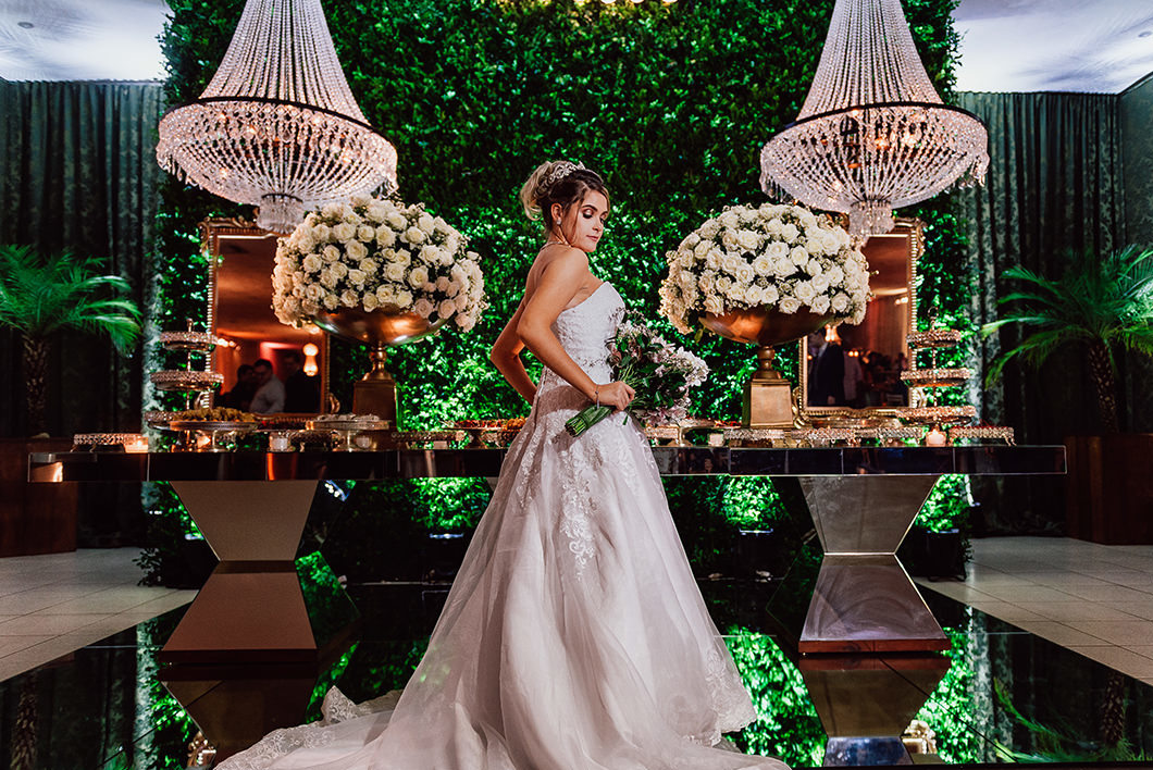 Foto da noiva na mesa de doces com decoração de luxo em Mont Serrah Maringá-PR