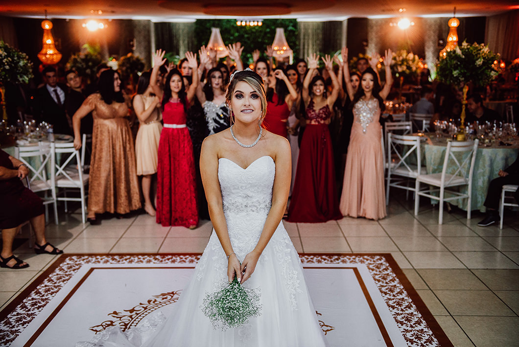 Noiva jogando o buque em casamento no Mont Serrah Maringá