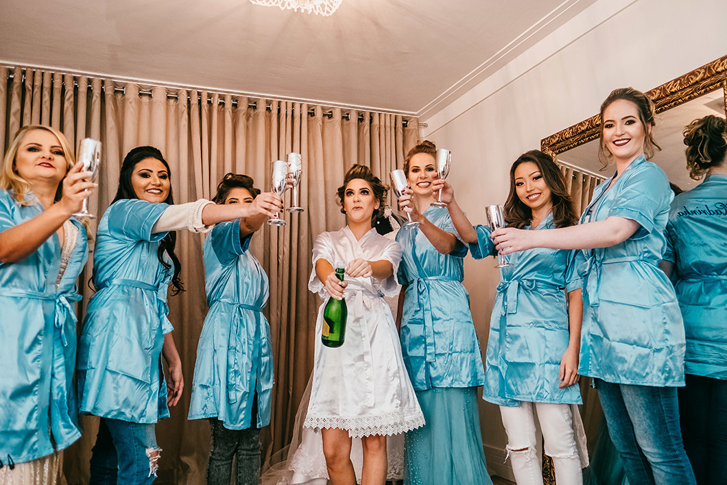 Foto de making of de noiva brinde da noiva com as madrinhas de casamento 