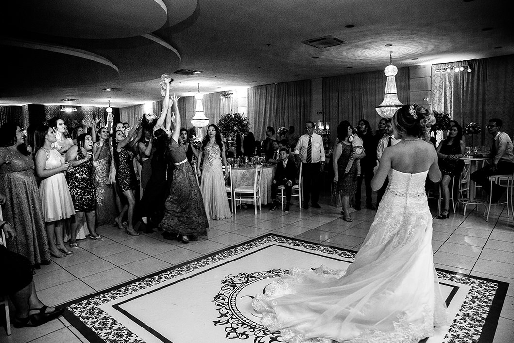 Fotojornalismo em casamento momento da noiva jogando o buque 