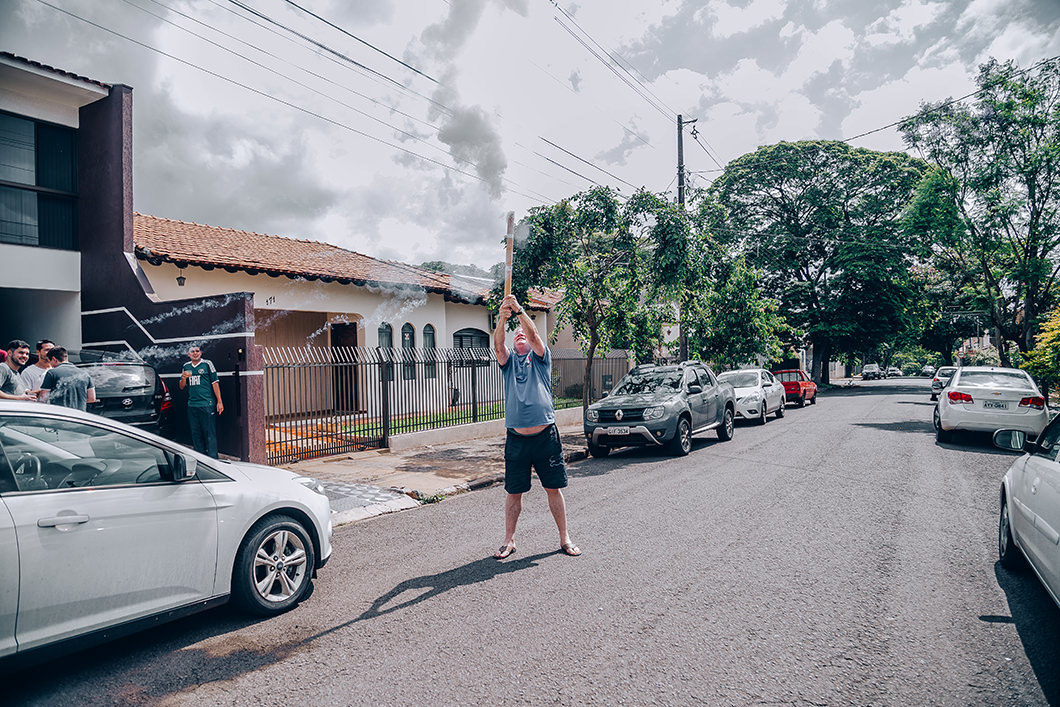 soltando fogos no dia do casamento em Maringá-PR