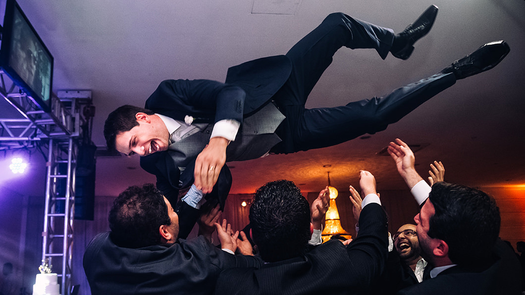Rickardo Andrade foto do noivo sendo jogado pro alto durante balada de casamento 