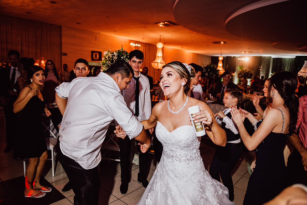 noiva alegre dançando com convidados em casamento em Maringá-PR