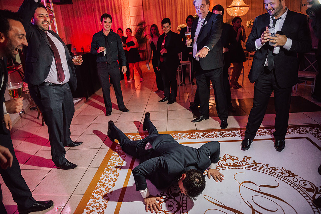 Fotojornalismo em fotos de balada de casamento noivo dançando no chão 