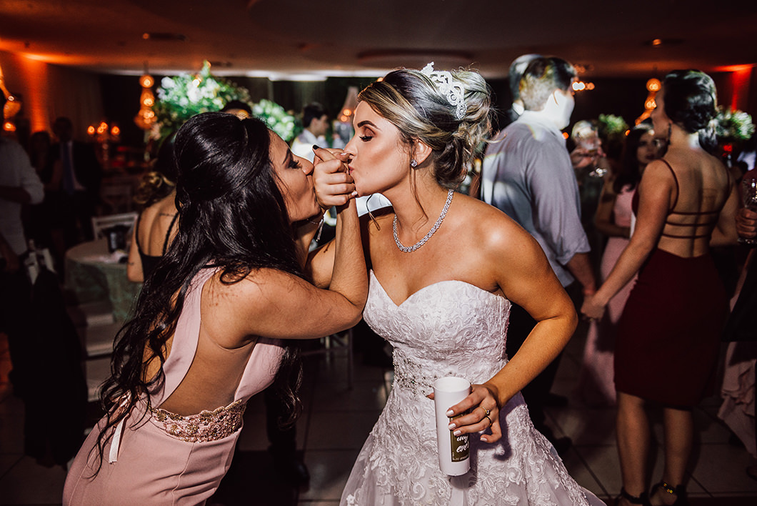 Foto espontânea da noiva com a amiga durante festa 