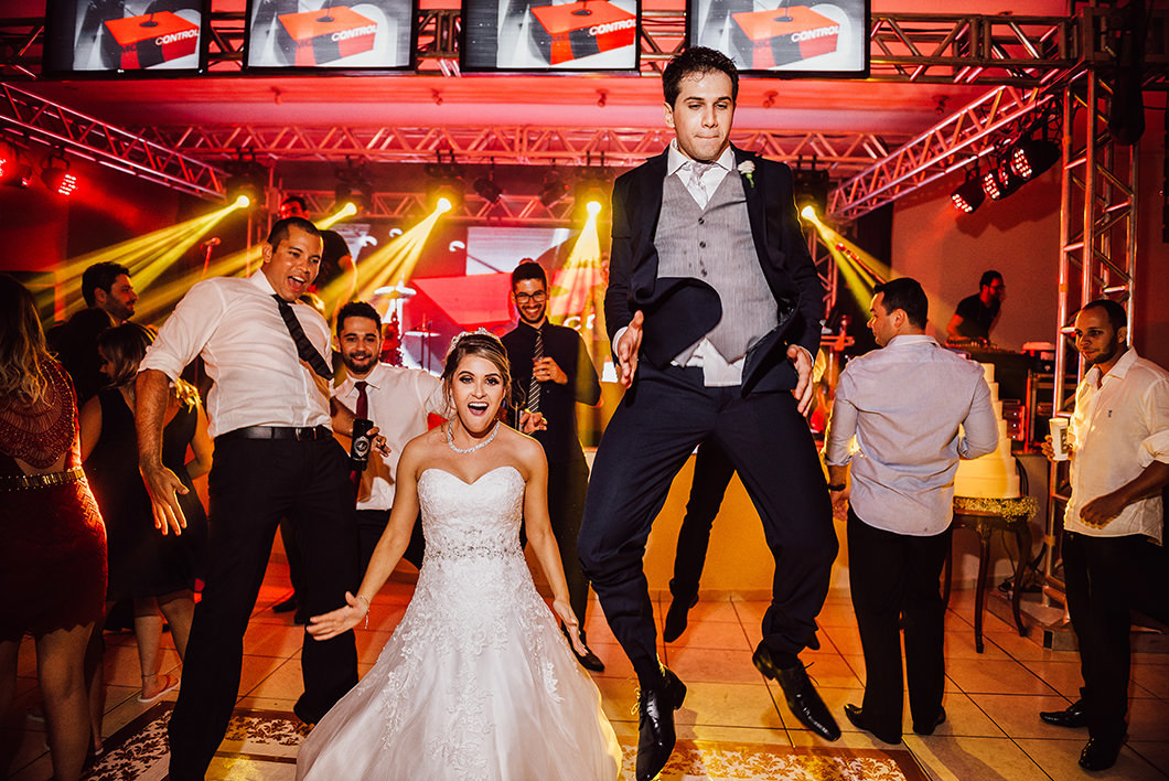 Foto engraçada dos noivos dançando na festa de casamento 
