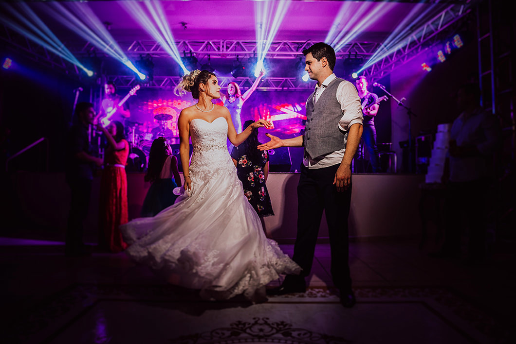 Foto da dança dos noivos  durante balada de casamento 